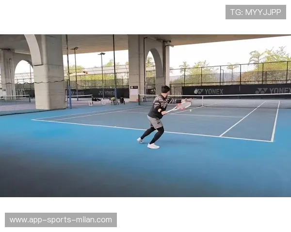 网球反手斜线锁定胜利:技艺与心态的完美融合 网球反手斜线锁定胜利:技艺与心态的完美融合