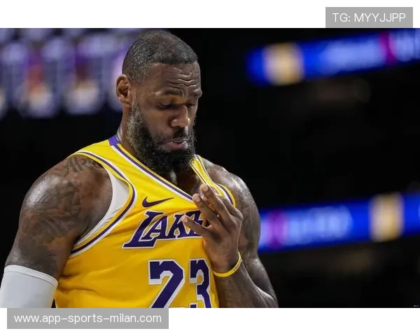 詹姆斯在社媒直播互动时回答粉丝提问耐心十足 詹姆斯在社媒直播互动时回答粉丝提问耐心十足