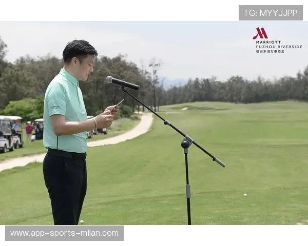 高尔夫选手反手击球进洞，裁判当场震惊