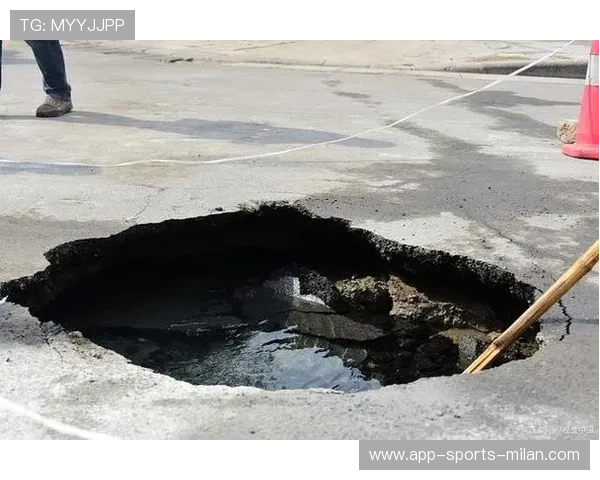 体育场地陷事故!选手跌入坑洞受伤 体育场地陷事故!选手跌入坑洞受伤