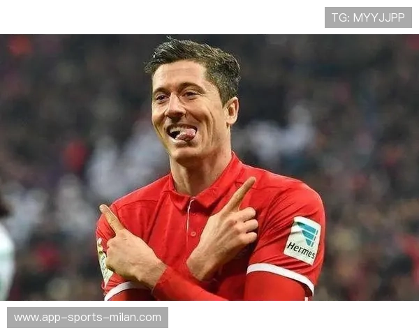 拜仁快速轮转打穿中场，莱万点球稳稳罚中