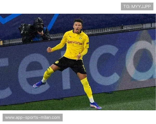 多特桑乔快速变向摆脱送出贴地精准冷射：球场上的闪电风暴