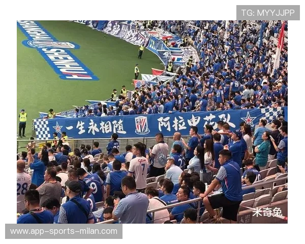 上海申花弧顶远射试脚，皮球擦柱飞出