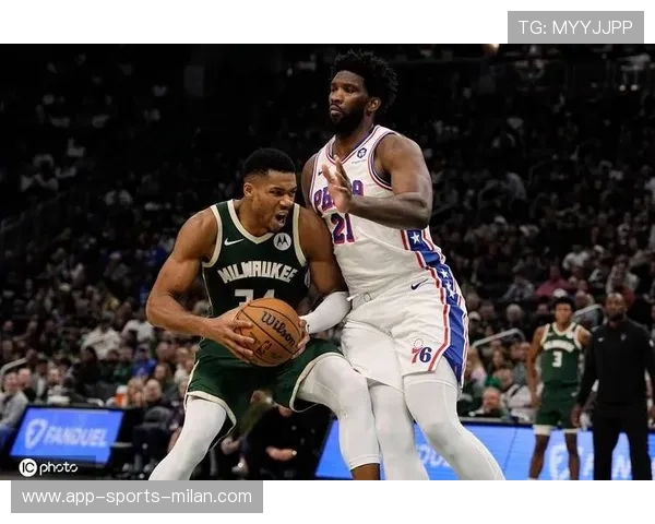 字母哥在对阵雷霆比赛中上演暴力隔扣制霸全场