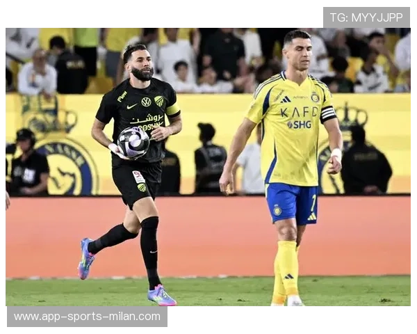 本泽马正式签约利雅得新月，身披90号球衣重返亚洲绿茵赛场